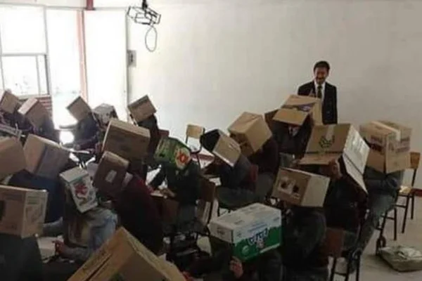 Professor obriga alunos a usarem caixas na cabeça para evitar colas