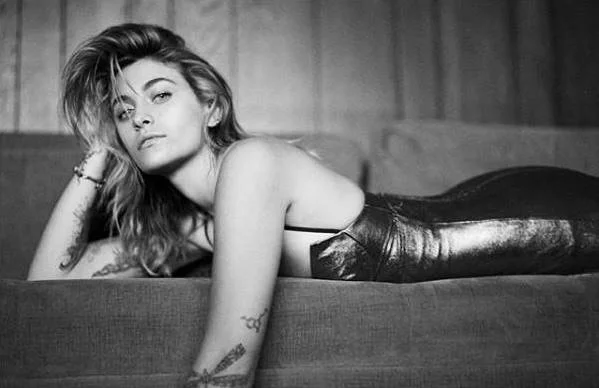 Paris Jackson passa por cirurgia para retirada de um enorme cisto