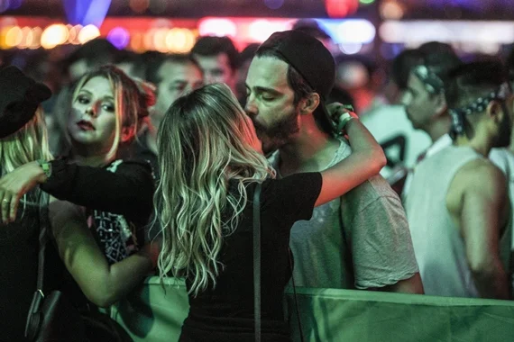 Thiago Rodrigues é flagrado beijando loira misteriosa no Rock in Rio