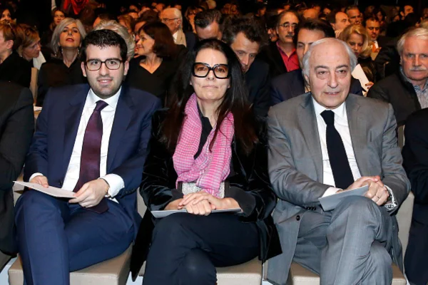 Imagem colorida Françoise Bettencourt Meyers, herdeira da L'Oréal, ao lado do marido e do filho