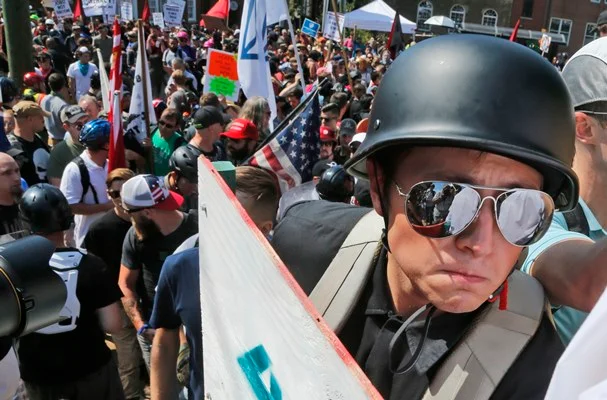 Onda de violência em Charlottesville, no Estado de Virginia (EUA), na manhã deste sábado (12), antes do início de um protesto marcado por grupos defensores da supremacia branca. Supremacistas e grupos opositores da manifestação atiraram objetos, além de trocar ofensas, socos e chutes entre si durante o ato. De acordo com a polícia, alguns manifestantes foram detidos e ao menos duas pessoas ficaram feridas. O presidente dos EUA, Donald Trump, condenou a violência que desencadeou na cidade. Onda de violência em Charlottesville, no Estado de Virginia (EUA), na manhã deste sábado (12), antes do início de um protesto marcado por grupos defensores da supremacia branca. Supremacistas e grupos opositores da manifestação atiraram objetos, além de trocar ofensas, socos e chutes entre si durante o ato. De acordo com a polícia, alguns manifestantes foram detidos e ao menos duas pessoas ficaram feridas. O presidente dos EUA, Donald Trump, condenou a violência que desencadeou na cidade.