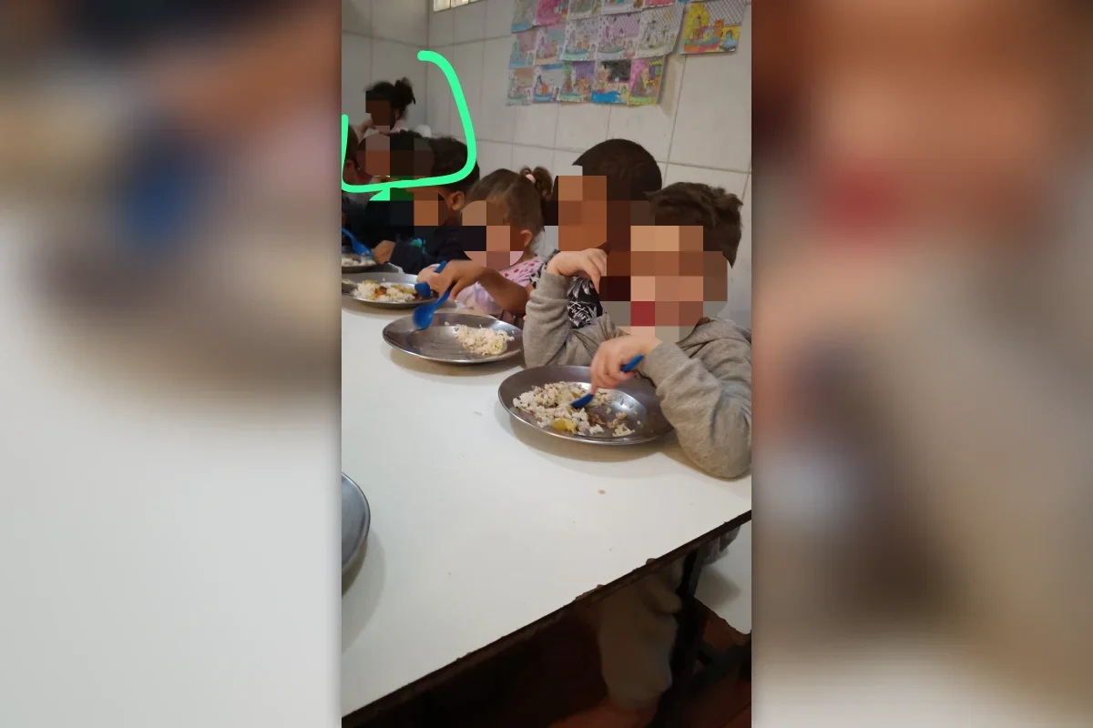 Na hora da refeição, a menina era deixada separada das demais crianças Na hora da refeição, a menina era deixada separada das demais crianças