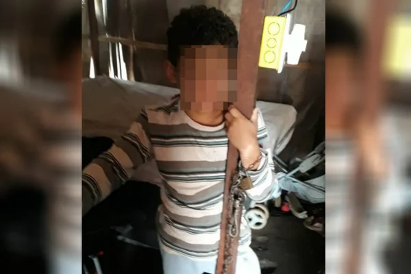 Mãe é presa por espancar e acorrentar filho de nove anos no DF