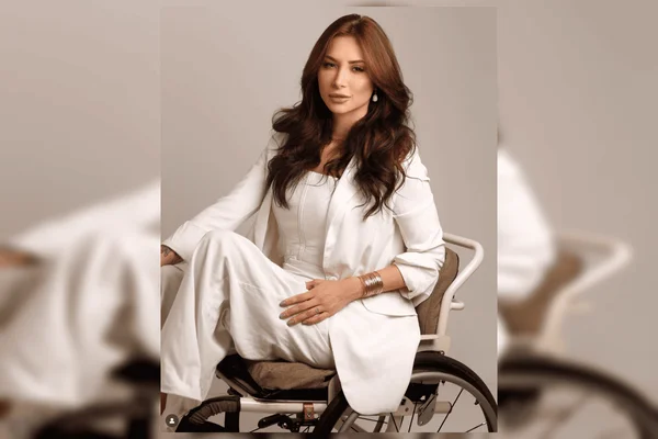 “Um tiro que mudou tudo”, diz modelo que ficou paraplégica em assalto