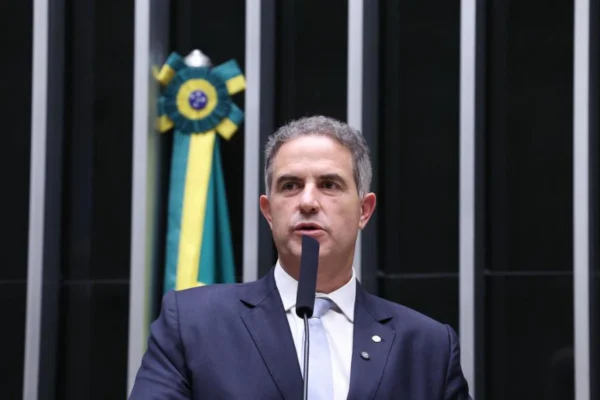 Imagem colorida mostra o deputado federal Ricardo Maia (MDB-BA) | Metrópoles