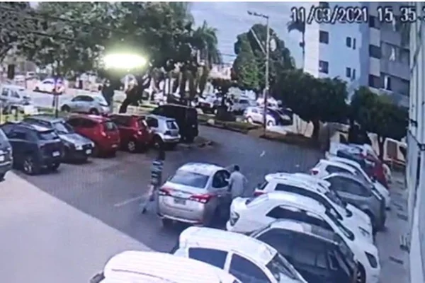 Vídeo: câmeras de segurança flagram assalto a motorista no Guará