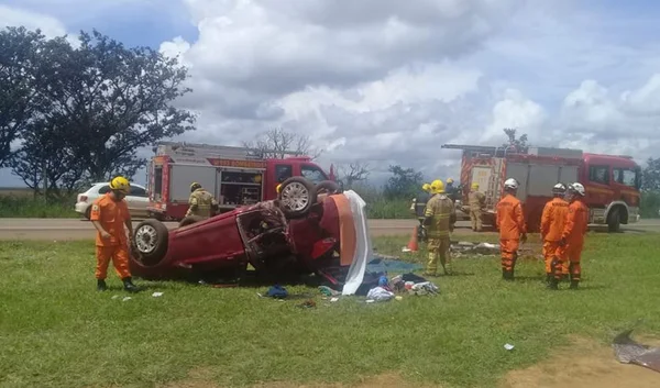 Carro bate em poste, capota, mata um e deixa três feridos em via do DF