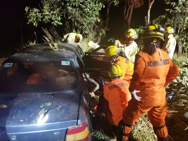 DF: motorista fica preso às ferragens após bater em árvore