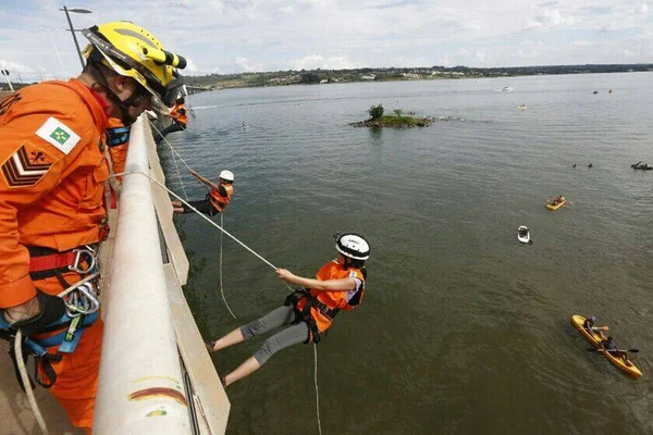 Funcionárias do SLU descem de rapel da Ponte JK e coletam 100kg de lixo
