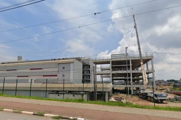 Imagem colorida de obra em construção ainda inacabada em campus da Unifesp, em Osasco, na Grande São Paulo - Metrópoles