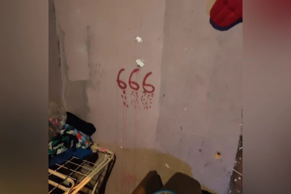 Número 666 na parede
