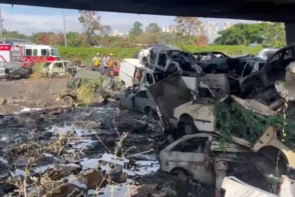 Imagem colorida mostra incêndio em um pátio da CET na zona norte de São Paulo - Metrópoles