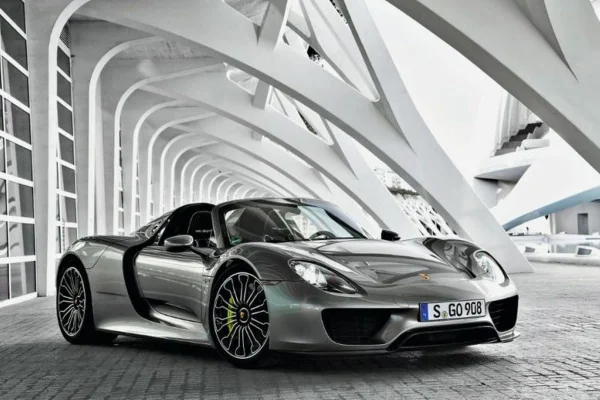 Imagem colorida mostra um carro Porsche 918 Spyder - Metrópoles