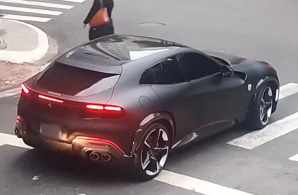 Foto colorida de Ferrari de Neymar - Metrópoles