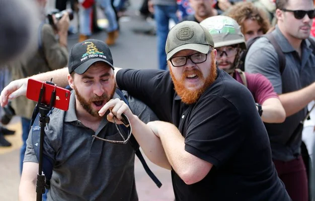 Onda de violência em Charlottesville, no Estado de Virginia (EUA), na manhã deste sábado (12), antes do início de um protesto marcado por grupos defensores da supremacia branca. Supremacistas e grupos opositores da manifestação atiraram objetos, além de trocar ofensas, socos e chutes entre si durante o ato. De acordo com a polícia, alguns manifestantes foram detidos e ao menos duas pessoas ficaram feridas. O presidente dos EUA, Donald Trump, condenou a violência que desencadeou na cidade. Onda de violência em Charlottesville, no Estado de Virginia (EUA), na manhã deste sábado (12), antes do início de um protesto marcado por grupos defensores da supremacia branca. Supremacistas e grupos opositores da manifestação atiraram objetos, além de trocar ofensas, socos e chutes entre si durante o ato. De acordo com a polícia, alguns manifestantes foram detidos e ao menos duas pessoas ficaram feridas. O presidente dos EUA, Donald Trump, condenou a violência que desencadeou na cidade.