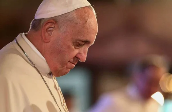 Imagem colorida mostra Papa Francisco realizando oração durante evento nas Filipinas - Metrópoles