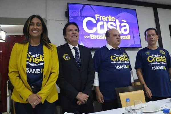 Fotografia colorida de grupo de quatro pessoas com camiseta azul