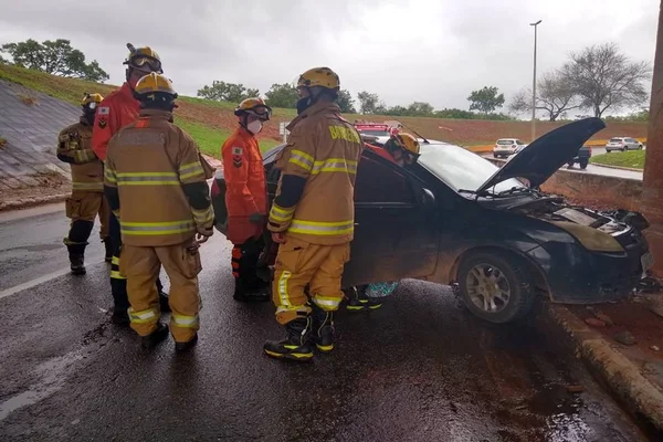 Acidente no acesso à Ponte JK deixa três crianças feridas