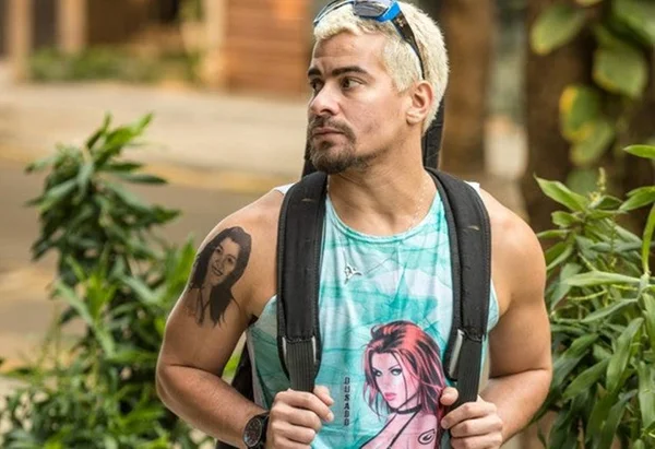 Thiago Martins faz tatuagem com o rosto de Regina Casé