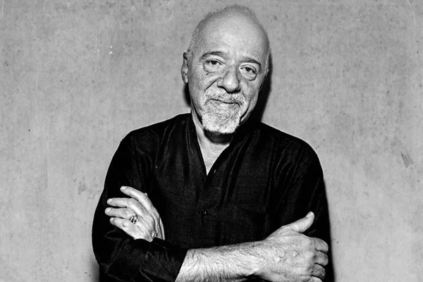 Raul Seixas teria entregue Paulo Coelho à ditadura, diz livro