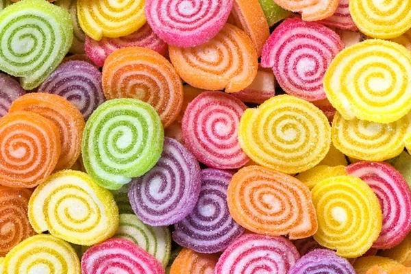 Fabricantes omitem uso de corante polêmico em alimentos vendidos no DF