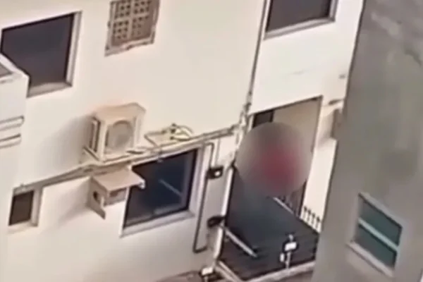 Imagem colorida, Casal é flagrado fazendo sexo na escadaria de fórum no ES - Metrópoles
