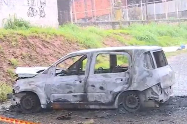 Imagem mostra carro incendiado - Metrópoles