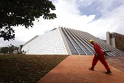 O edital de licitação da segunda e terceira etapa das obras do Teatro Nacional Cláudio Santoro foi suspenso por determinação do TCDF