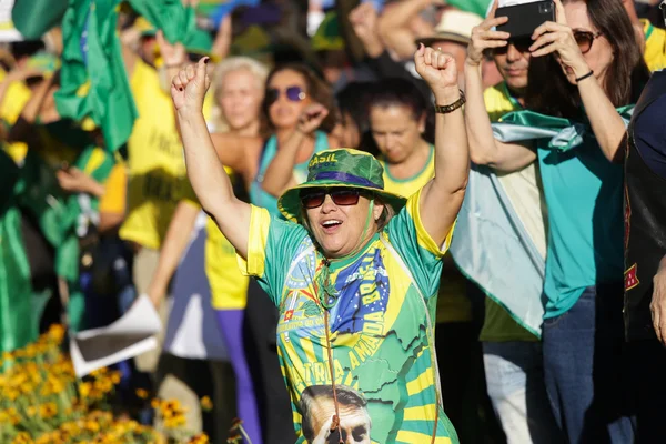 Manifestantes e apoiadores do ex-presidente Jair Bolsonaro saem em caminhada pela Esplanada em ato pró-anistia em Brasília - Metrópoles