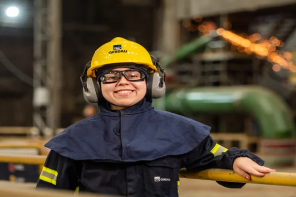 Mulher de capacete amarelo