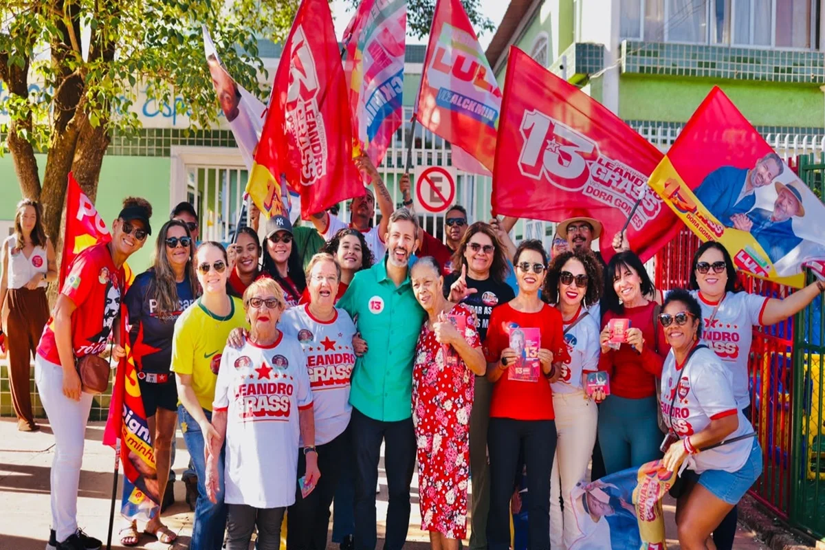 Ao lado de apoiadores ,Leandro Grass prometeu melhorias para a educação do DF Ao lado de apoiadores ,Leandro Grass prometeu melhorias para a educação do DF