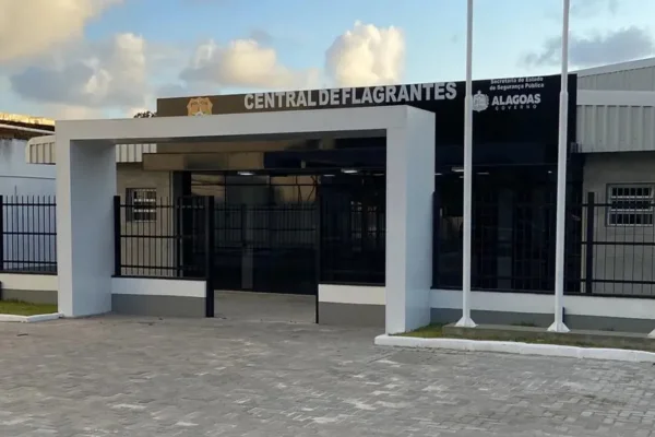 Mulher é presa acusada de esfaquear o companheiro em Maceió