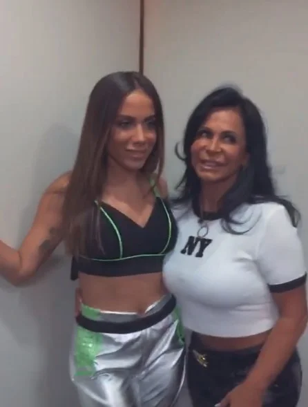 Gretchen está de volta ao Brasil e teve a oportunidade de conhecer a cantora Anitta Gretchen está de volta ao Brasil e teve a oportunidade de conhecer a cantora Anitta
