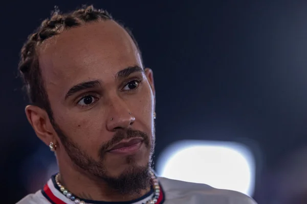 Imagem colorida de Lewis Hamilton - Metrópoles