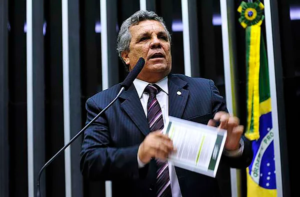 Fraga bate boca com petistas em sessão do impeachment na Câmara