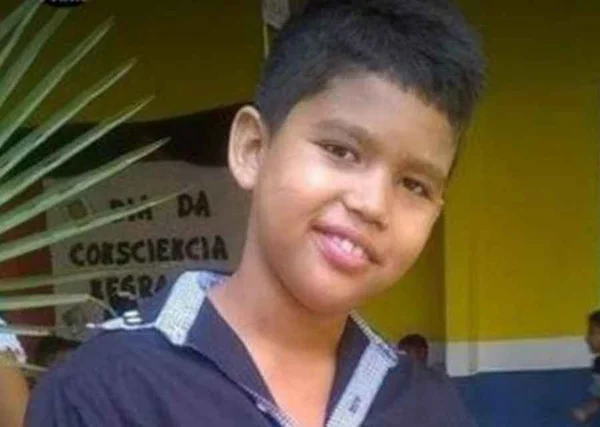 Garoto de 13 sofre choque com celular na tomada e morre no Ceará
