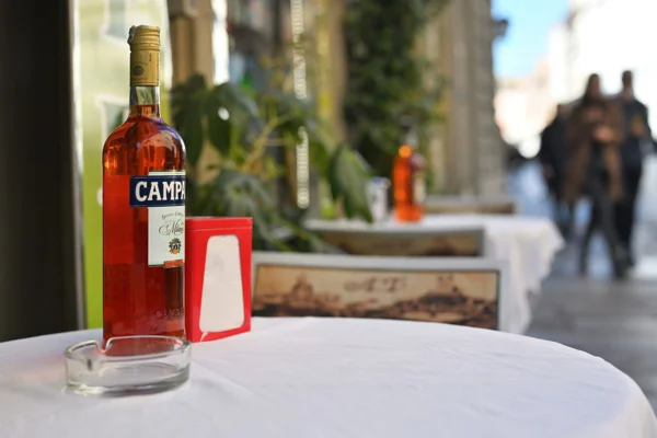 Imagem de bebida da Campari sobre uma mesa em restaurante - Metrópoles