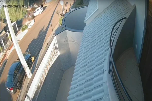 Imagem colorida, carro que capotou em Maringá - Metrópoles