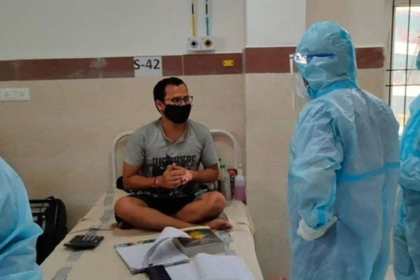 Paciente com Covid estuda para prova em cama de hospital