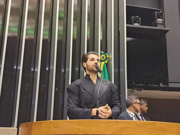 DJ Alok no plenário da Câmara Acampamento Terra Livre indígenas / Metrópoles