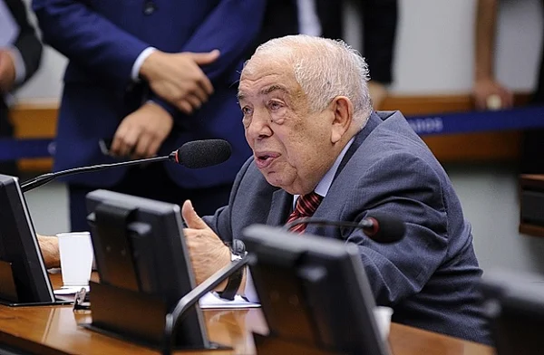 Ex-deputado completa um ano sem desocupar imóvel da Câmara