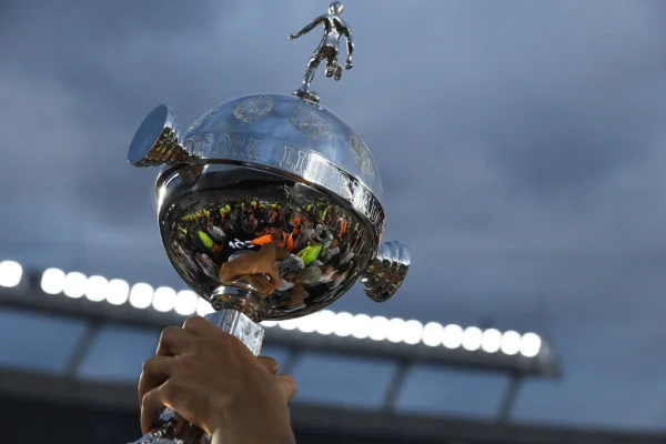 Imagem colorida do troféu da Libertadores da América- Metrópoles
