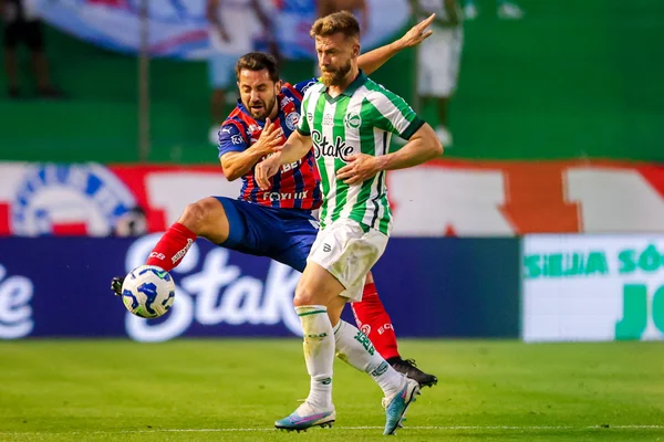 Disputa de bola em Juventude x Bahia, pelo Campeonato Brasileiro