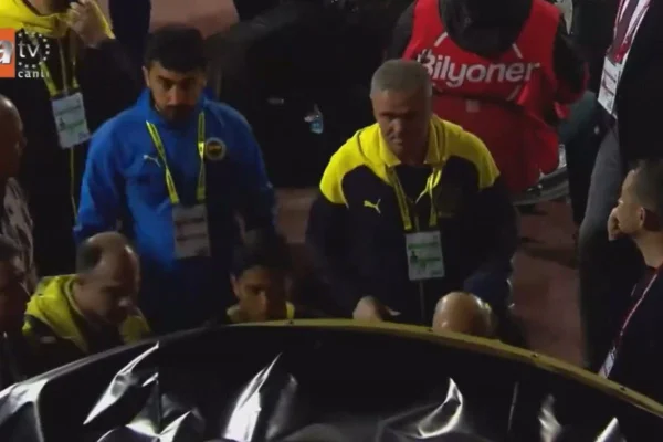 Imagem colorida de jogadores do Fenerbahçe saindo de campo na final na Turquia - Metrópoles