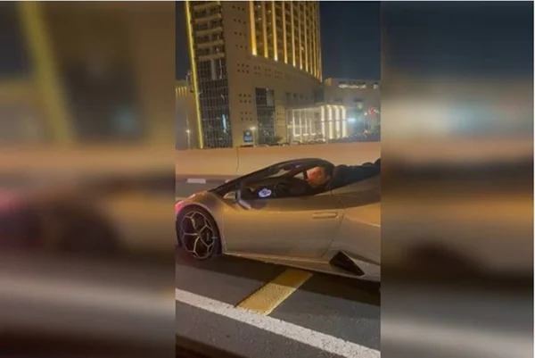 Homem em Lamborghini