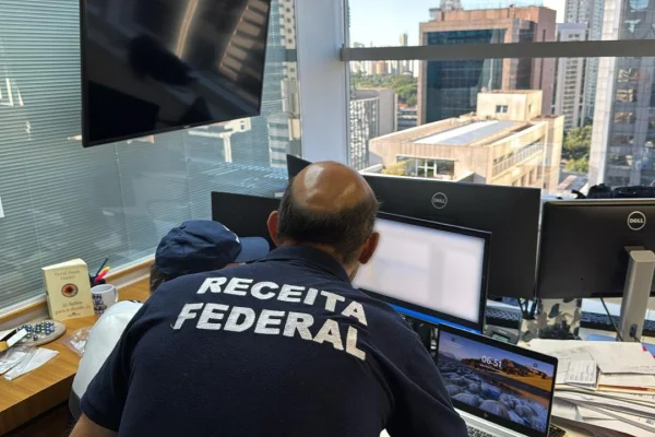 Imagem colorida de agente da Receita Federal. Metrópoles