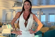 Jaque Khury posa de look branco