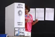 Vestida com camisa "Bolsonara de Ceilândia", Michelle registra voto
