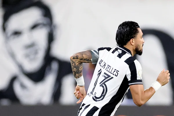 Copa do Brasil: Alex Telles marca no fim e Botafogo vence Chapecoense