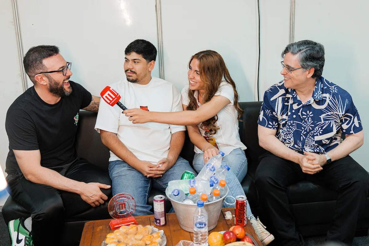 Repórter Adriana Arcoverde entrevista os dubladores Glauco Marques, Vyni Takahashi e Guilherme Briggs Repórter Adriana Arcoverde entrevista os dubladores Glauco Marques, Vyni Takahashi e Guilherme Briggs